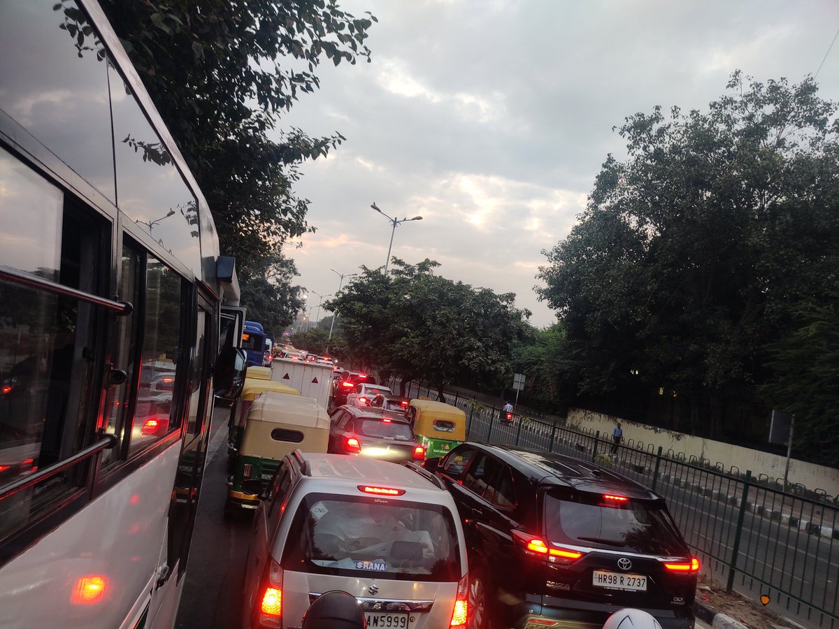 sb_deepak's tweet photo. Heavy traffic on road. https://t.co/X9xGwfKL9n