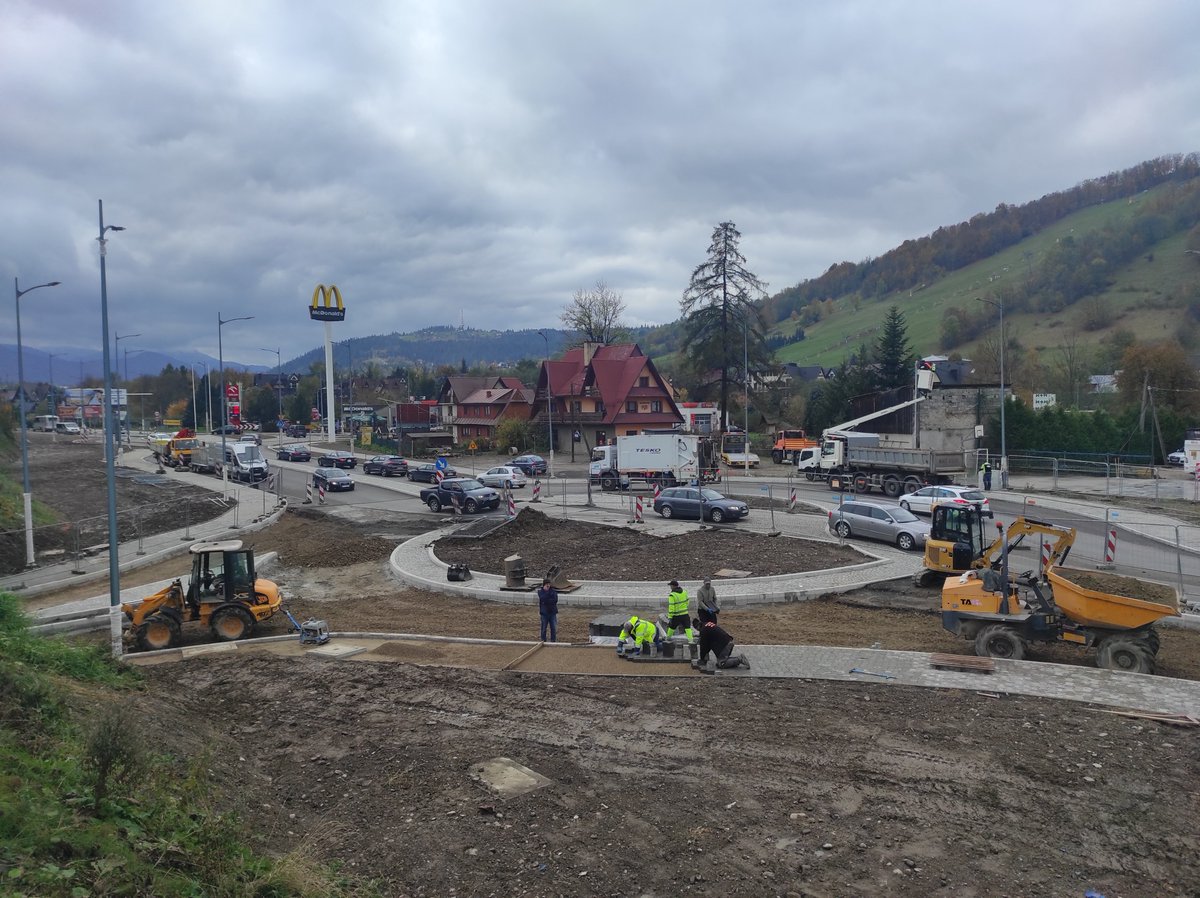 GDDKiA_Krakow's tweet photo. Praca przy budowie rond w #Zakopane #DK47 na ostatniej prostej 👷
Pierwsze, na skrzyżowaniu z ul. Ustup, już działa🔄
Konstrukcja drugiego (ul. Wojdyły) gotowa, przygotowujemy nawierzchnię wschodniej części, od strony torów 🛤️
Roboty kończymy w listopadzie👍
@GDDKiA | @MI_GOV_PL https://t.co/cZNBl1cnxQ