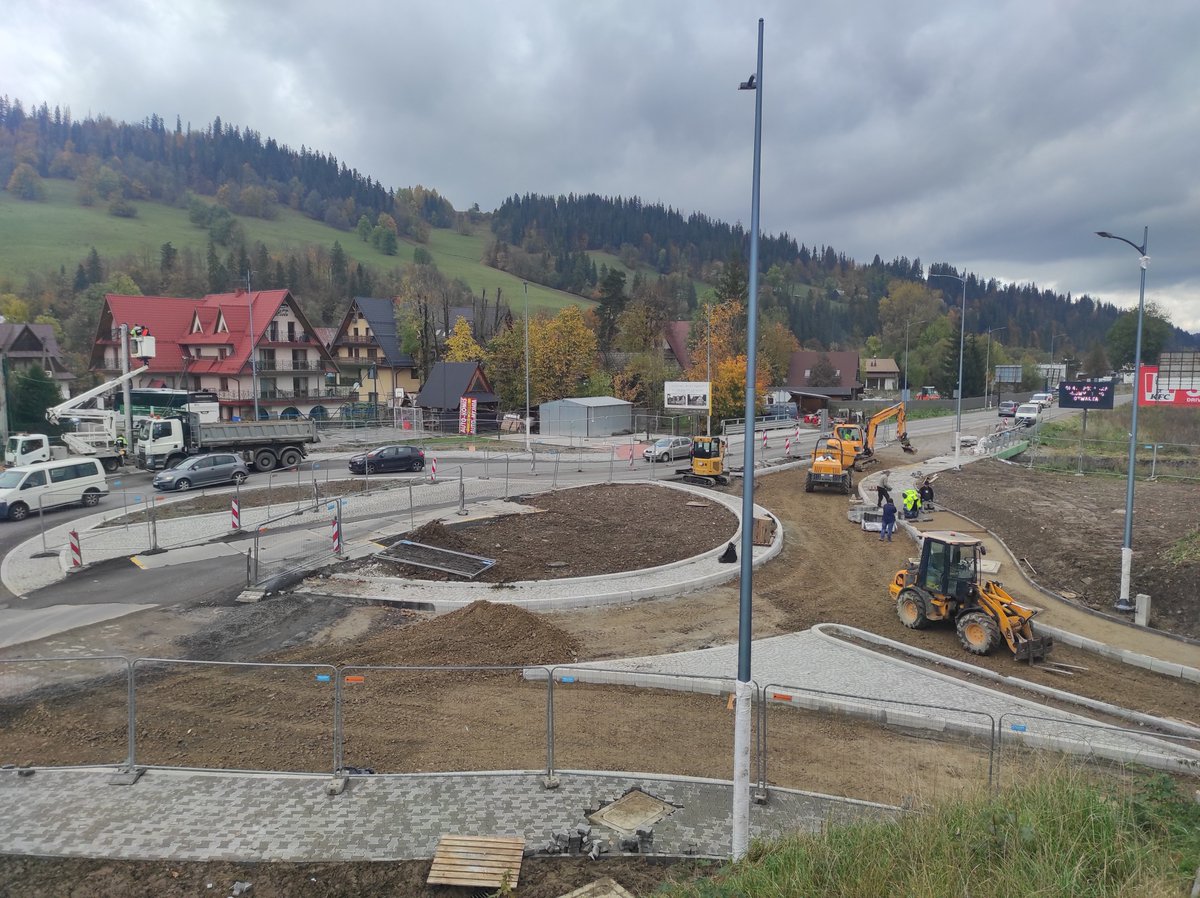 GDDKiA_Krakow's tweet photo. Praca przy budowie rond w #Zakopane #DK47 na ostatniej prostej 👷
Pierwsze, na skrzyżowaniu z ul. Ustup, już działa🔄
Konstrukcja drugiego (ul. Wojdyły) gotowa, przygotowujemy nawierzchnię wschodniej części, od strony torów 🛤️
Roboty kończymy w listopadzie👍
@GDDKiA | @MI_GOV_PL https://t.co/cZNBl1cnxQ