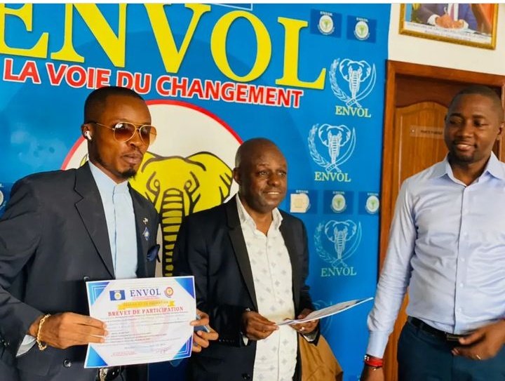dechrist_ngongo's tweet photo. #RDC : « Ils ne cherchent pas la révision quand ils veulent prolonger le mandat du président de la République. En réalité, les Mobutistes veulent restaurer le monopartisme, ils veulent restaurer la dictature, ils veulent imposer la pensée unique, c’est ça au fait l’objectif.

1/2 https://t.co/aQM6s8cHs1