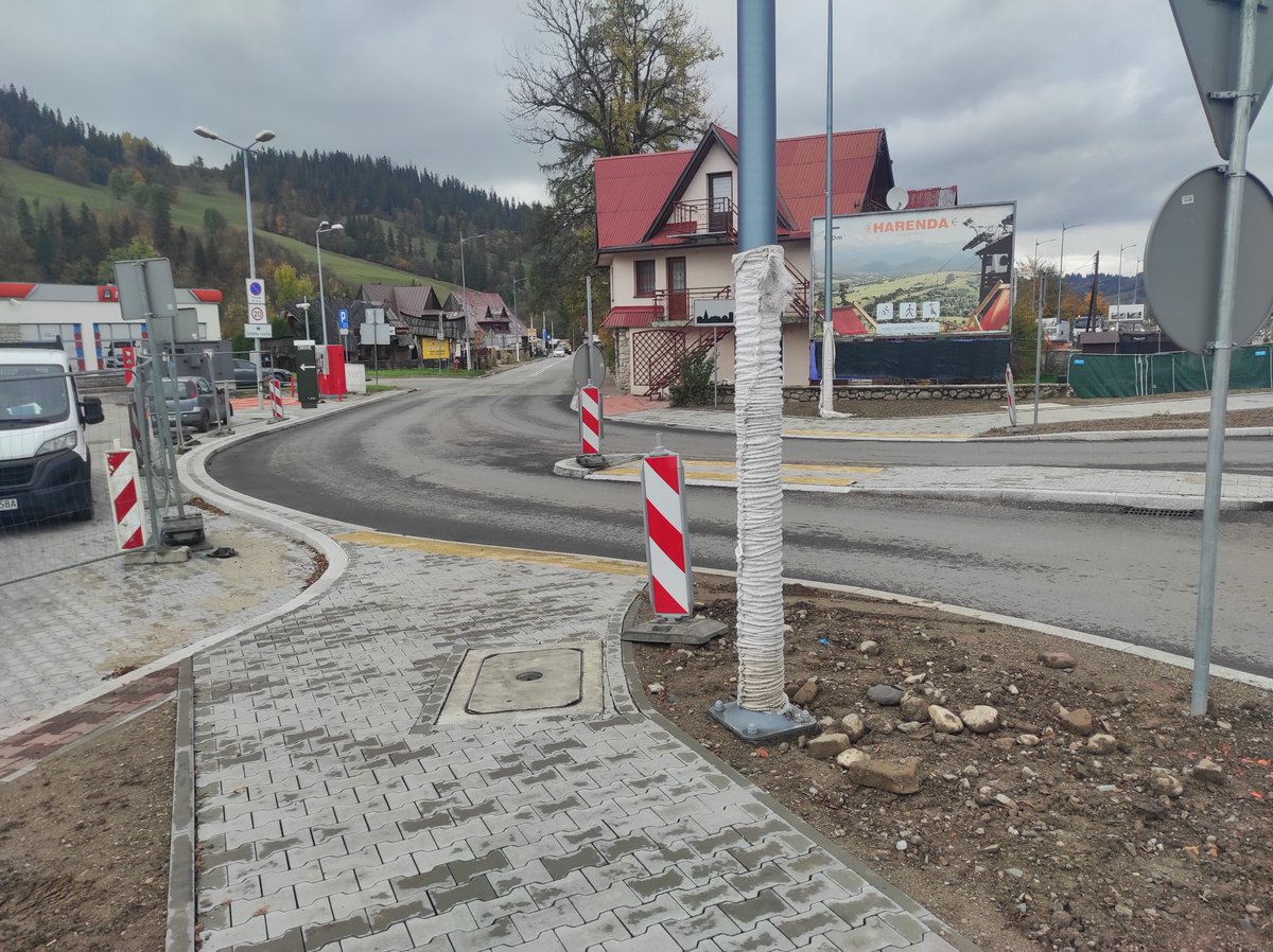 GDDKiA_Krakow's tweet photo. Praca przy budowie rond w #Zakopane #DK47 na ostatniej prostej 👷
Pierwsze, na skrzyżowaniu z ul. Ustup, już działa🔄
Konstrukcja drugiego (ul. Wojdyły) gotowa, przygotowujemy nawierzchnię wschodniej części, od strony torów 🛤️
Roboty kończymy w listopadzie👍
@GDDKiA | @MI_GOV_PL https://t.co/cZNBl1cnxQ