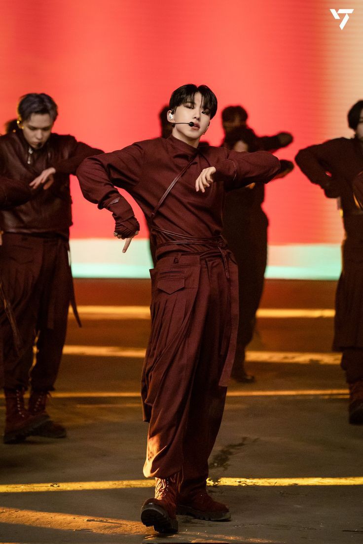 acoust1c__'s tweet photo. Every modern dancer bf need a traditional dancer gf, right? 

#CSD #CaratSelcaDay #HOSHI #호시 #SEVENTEEN @pledis_17 https://t.co/a0OyRwPSXS