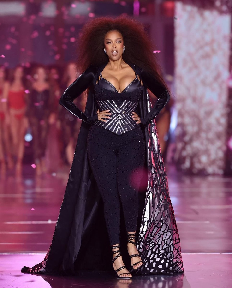 Jeanette19's tweet photo. Yeah Tyra #VSFashionShow2024 https://t.co/h6BIbec1OL