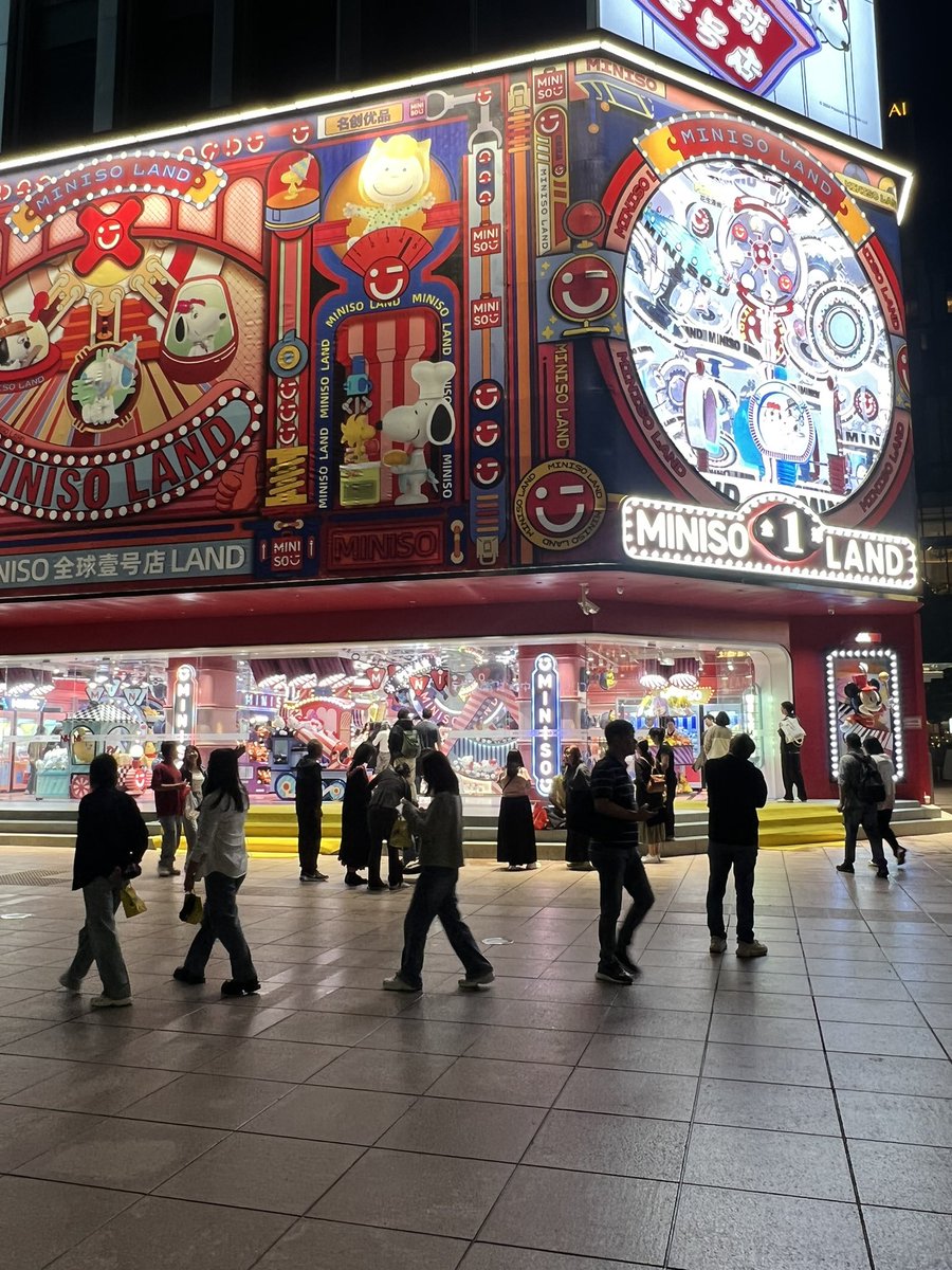 南京东路开了全球一号名创，里面全是各种ip周边，萌化少女心了。逛了一晚上去按脚然后回家，谁的养老生活… https://t.co/AO2hUsEZxF