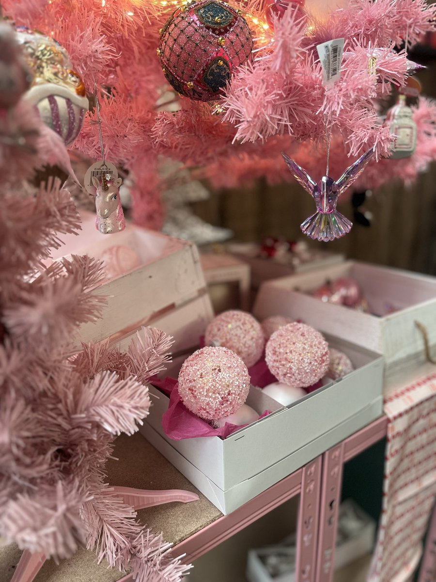 QueenSharpay1's tweet photo. ✨Christmas-GLOW-UP á la Sharpay✨Wer braucht schon Minimalismus, wenn man auch #spark und #fabulousness haben kann? Die Weihnachts-Ausstellung auf der #infa24 hat definitiv beides!🛍️💖💋#braodwaymeetsInfa #christmasglamour https://t.co/es2ONZjrby