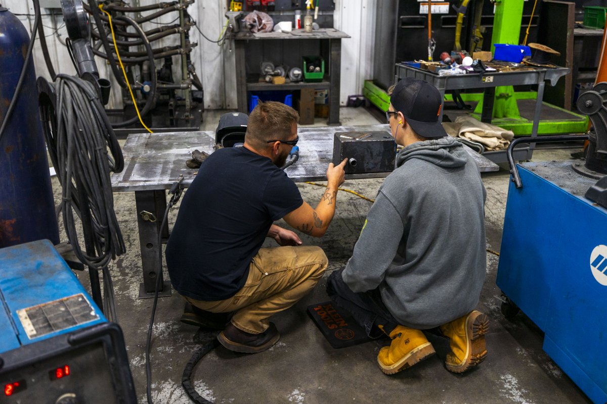 Maddoxxfmr's tweet image. Onboarding a transformer tech. 

Every technician learns the ins and outs of our reconditioning process. This ensures customers get a quality transformer—every time. 

#reconditioning #technitians #transformers #electricity