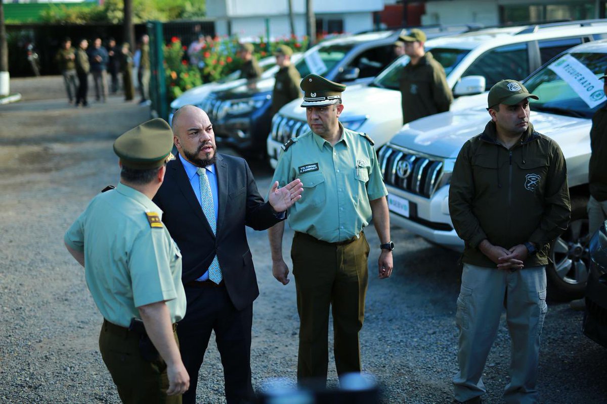 18 detenidos, 17 vehículos recuperados que tenían como objetivo el mercado nacional y otros sacarlos del país, junto con ello se desarticula organización dedicada al “gemeleo” de patentes. Continuamos fortaleciendo el trabajo junto al SEBV en el marco de nuestra Fuerza de Tarea