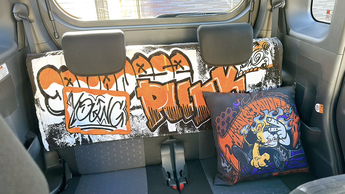 38bomb38's tweet photo. 車の後部座席を藤田くん仕様にしたのだよ！😎🧡
いやー、よい！とてもよい！🙆🏻‍♀️
タオルの幅ぴったりすぎ！笑
#njpw #TMDK https://t.co/ibF4c8MJmh