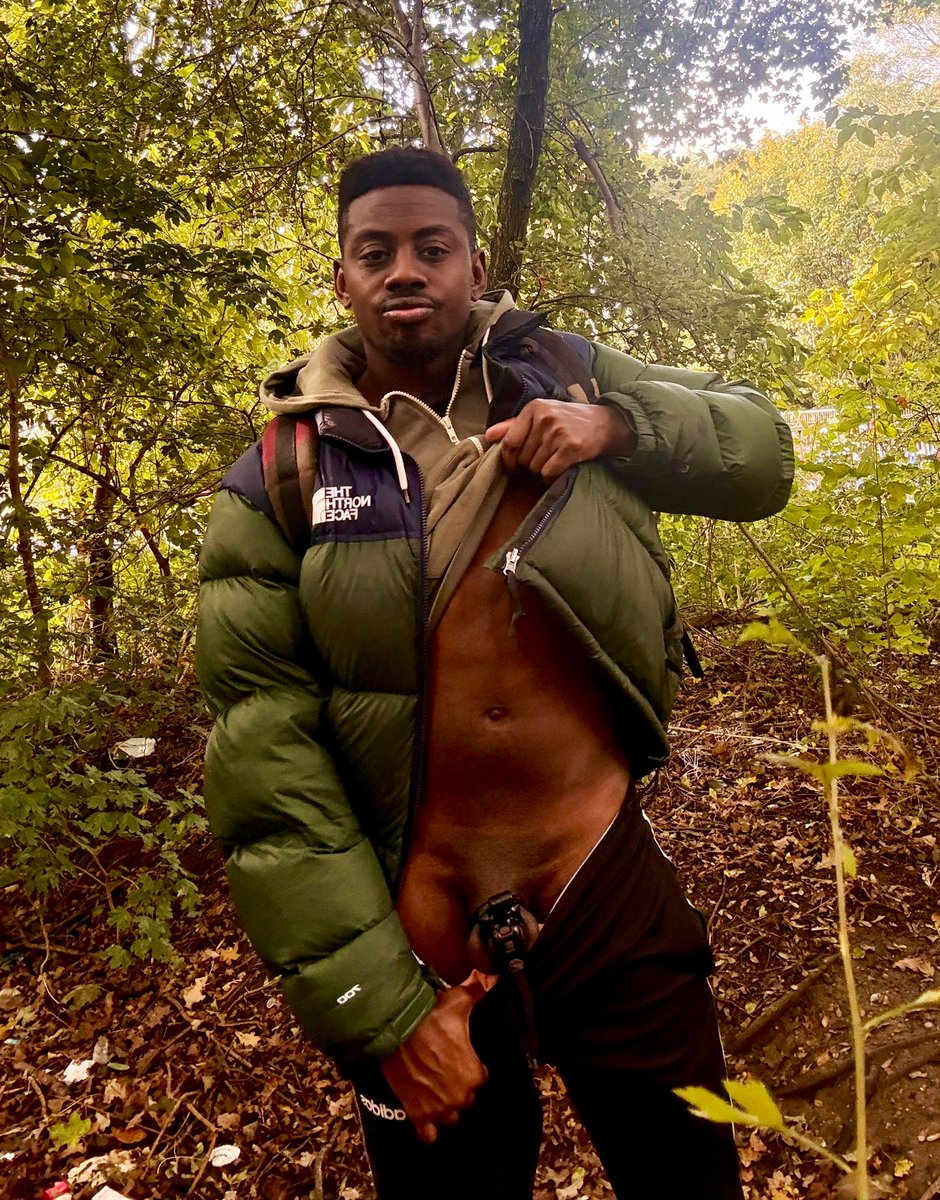 Who doesn’t love an outdoors cage check!!
🔒16/31 #Locktober 

#gaychastity #blackbottom #teamlocked #brownboyslock 
<a href="/GayChastityRTs/">Gay Chastity Retweets - 69K</a>