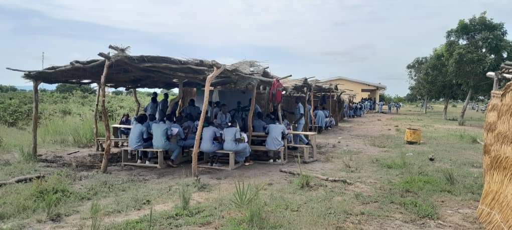 tientusdelors's tweet photo. Je viens de tomber sur ces images du lycée bilingue de Rey Bouba et j'ai eu froid dans le dos.
Je me demande si c'est pas possible de faire une cagnotte pour offrir un vrai bâtiment à ces élèves ? https://t.co/qp7DXOYRR7