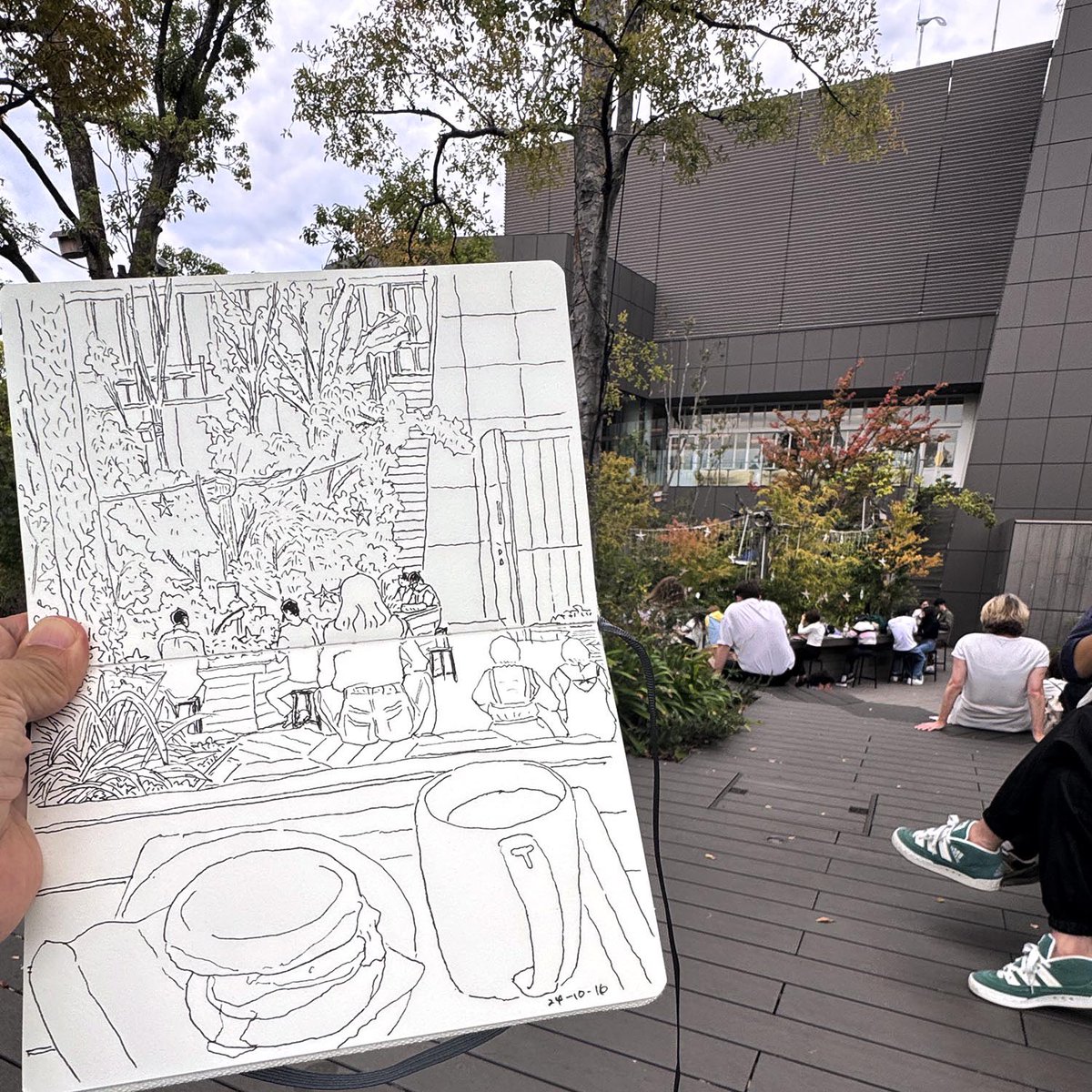 SketchSuki's tweet photo. 今日の一枚はおもはらの森です。
何かハロウィンの飾り付けがないかと思ったのですがなかったです、しかしちょっと秋の気配が漂ってました。暑かったけど。

#おもはらの森 #表参道 #スケッチ #ペンスケッチ #エッチャー #ピグマ #sketch #pensketch #cafesketch #etchrlab #pigmamicron https://t.co/AkCl2s2ThN