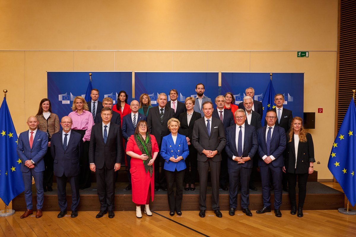 NicolasSchmitEU's tweet photo. Today, as we discussed Draghi's ideas on how to couple competitiveness and quality jobs, I thanked social partners for our cooperation during my mandate. 

Social dialogue is at the heart of all the initiatives I've spearheaded. It remains key for the future of #SocialEurope. https://t.co/QMaYqbWZRb