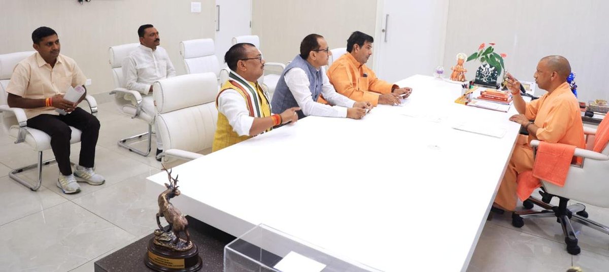 लखनऊ-मुख्यमंत्री योगी से मिले शिक्षामित्र संगठन के पदाधिकारी

➡विधान परिषद सदस्य श्रीचंद शर्मा,धर्मेंद्र भारद्वाज ने की भेंट

➡शिक्षामित्र संघ के प्रदेश अध्यक्ष शिवकुमार शुक्ला भी मौजूद

➡CM से शिक्षामित्रों की समस्याओं के समाधान का अनुरोध किया 

#Lucknow <a href="/myogiadityanath/">Yogi Adityanath</a>