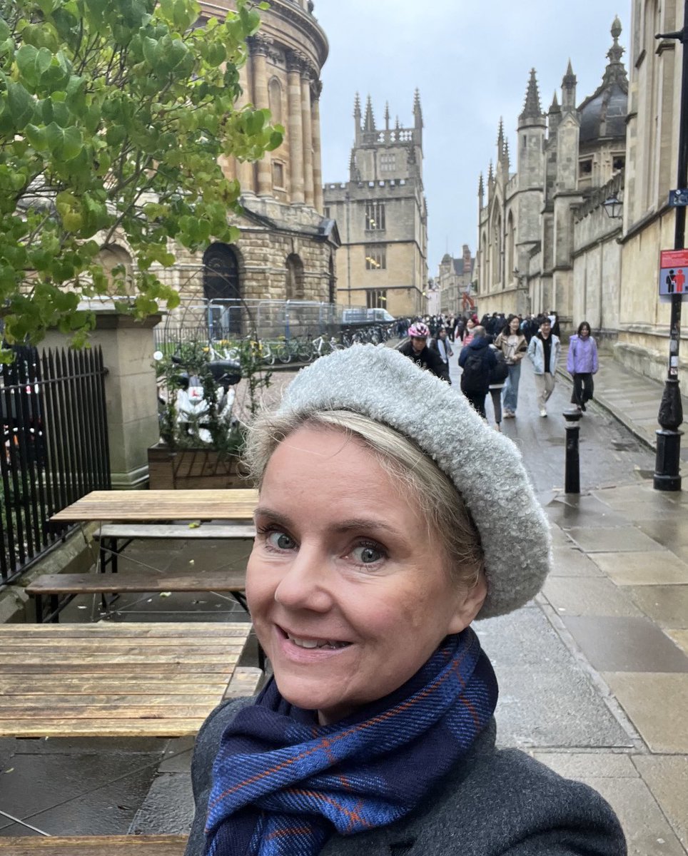 AmandaHellb's tweet photo. Filmiskt i Oxford idag. Här skapades Middle Earth, Narnia och den gyllene kompassen, och här ska jag skriva min nya romantiska fantasyserie med avstamp i nordisk natur och folktro. https://t.co/f63gBRv7b6