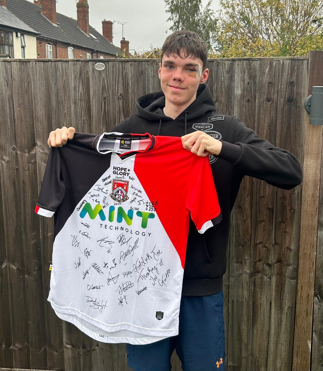 Our junior player Joe was presented with a signed shirt from our first team and all  his team mates after an operation following a nasty injury whilst playing for our U15s. 

We hope you have a speedy recovery Joe 🔴⚪️

#StourAyWe | #OneHeartOneWay