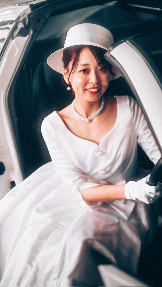 m_hinako_1106's tweet photo. ウエディングドレスは当時母が着ていたもの👗
帽子も手袋も当時物
アクセサリーは母が着けていたものに近いもの見つけた
車もオーナーもドレスも平成🤣
平成大好き📟 https://t.co/iJ9ylDo9NN