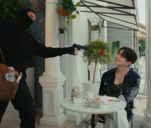 [17s] penjahat : "sy tembak km!" 
joshua : *trsnyum mnis* 
penjahat : "knp senyum? km gk tkut ditembak?!"
joshua : "put your finger down knp km tembak ak edition."