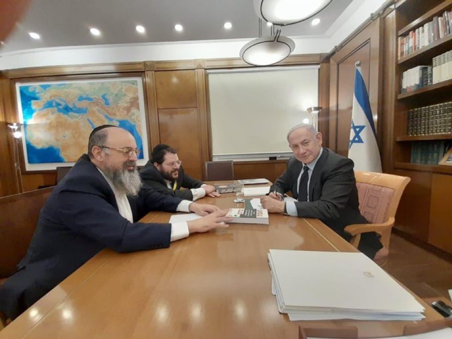 הסמרטוטים מול הסחבה….