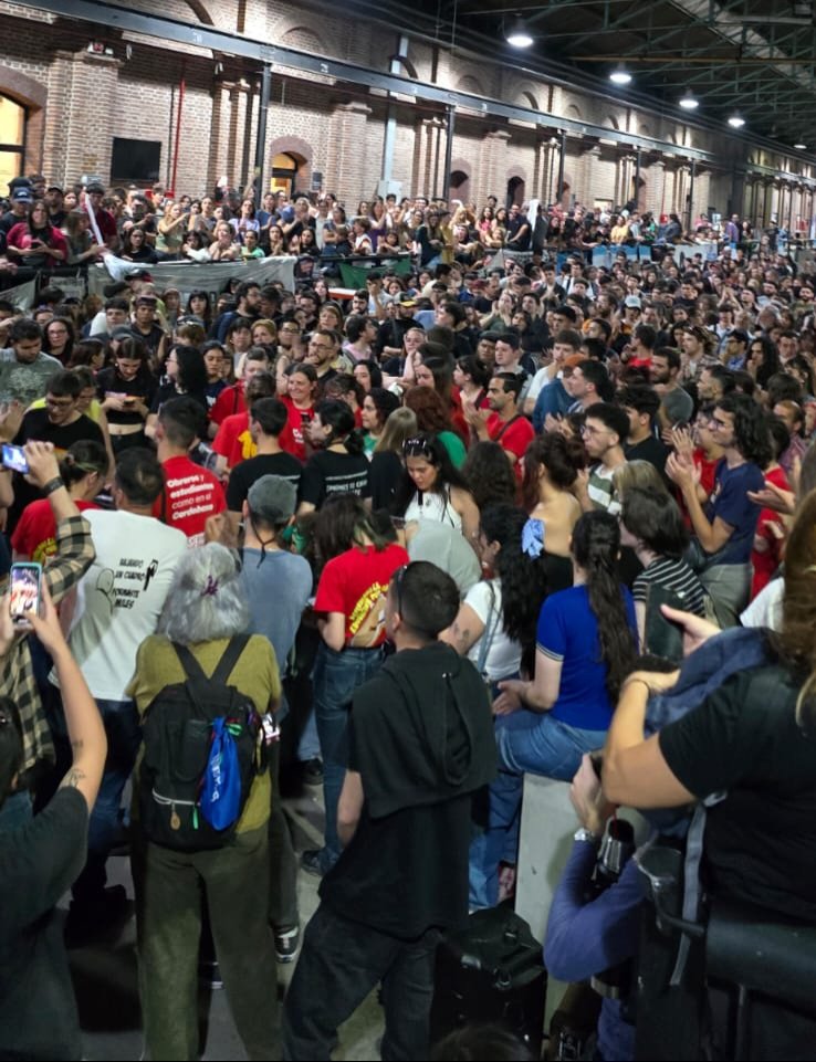 Tras la ratificación del veto de la Ley de Financiamiento Universitario, los estudiantes de la UNLa decidieron en Asamblea la toma activa  de la Universidad por 24 horas.
No será interrumpida la actividad académica y administrativa, y se llevarán adelante clases públicas.