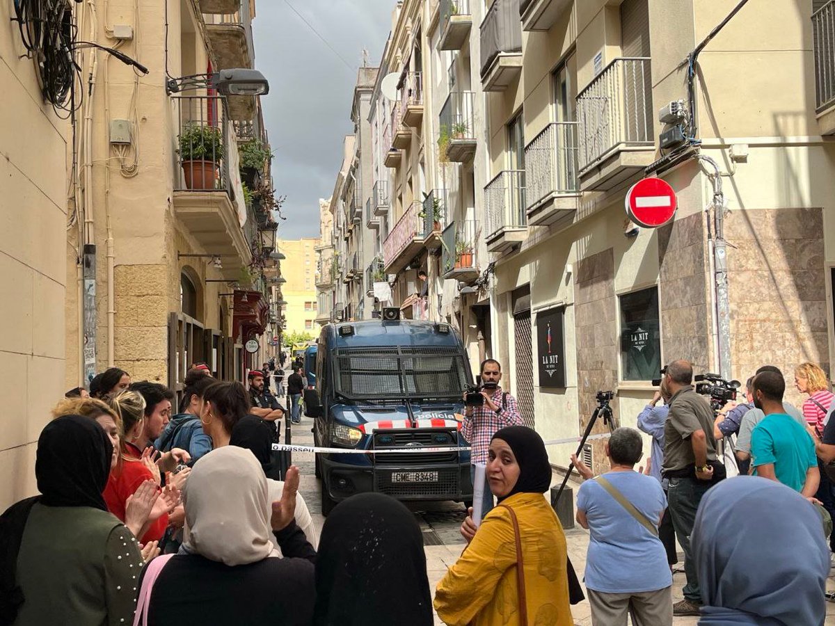 🤬DESNONAMENT EXECUTAT🤬
El centre de Reus, militaritzat QUATRE HORES ABANS de l'hora del desnonament.
Urbana, Mossos, agents de paisà i Arros amb AMETRALLADORES.
Una nena de DOS ANYS, son pare i sa mare, al carrer.
Un altre pis en mans d'un FONS VOLTOR.
