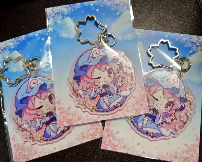 桜にまみれた幽々子アクリルキーホルダー!!!ようやく出せる!!!!ほんのりピンク色のアクリルに桜のチップが入ってるよ!桜アクリル…桜ナスカン…桜台紙……桜の圧強くて可愛い…… 