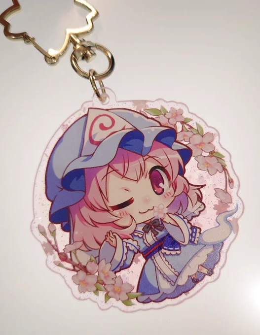 桜にまみれた幽々子アクリルキーホルダー!!!ようやく出せる!!!!ほんのりピンク色のアクリルに桜のチップが入ってるよ!桜アクリル…桜ナスカン…桜台紙……桜の圧強くて可愛い…… 