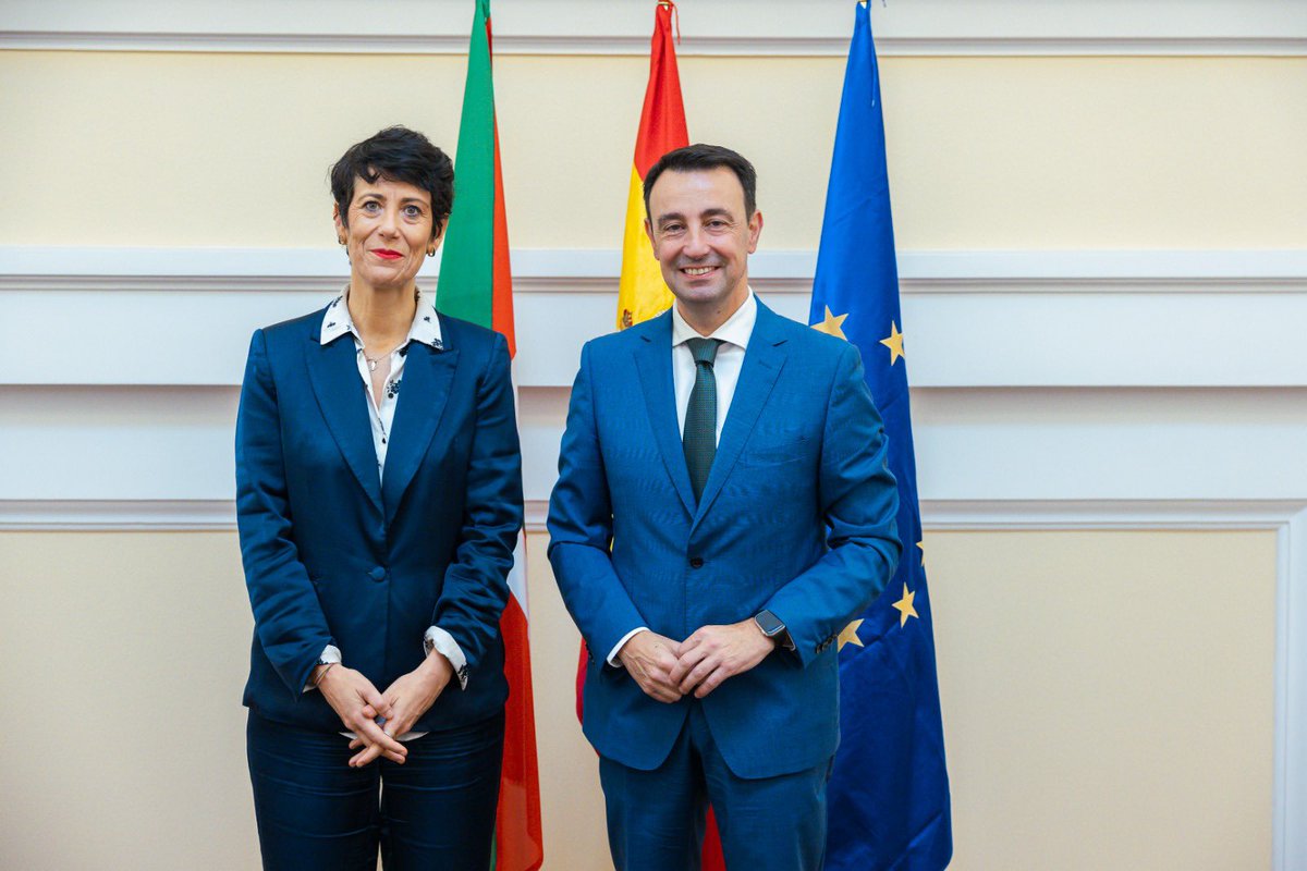 MikelTorresEJGV's tweet photo. Las autorizaciones de trabajo para personas inmigrantes es una materia pendiente de transferir a Euskadi. 

He transmitido a la ministra @SaizElma la importancia que tiene para abordar su integración e inclusión laboral desde una visión global.

https://t.co/qOGCyjwyHN https://t.co/JuUUtb9o86