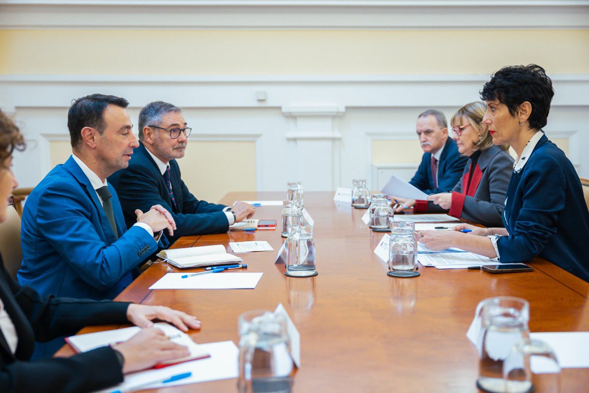 MikelTorresEJGV's tweet photo. Las autorizaciones de trabajo para personas inmigrantes es una materia pendiente de transferir a Euskadi. 

He transmitido a la ministra @SaizElma la importancia que tiene para abordar su integración e inclusión laboral desde una visión global.

https://t.co/qOGCyjwyHN https://t.co/JuUUtb9o86