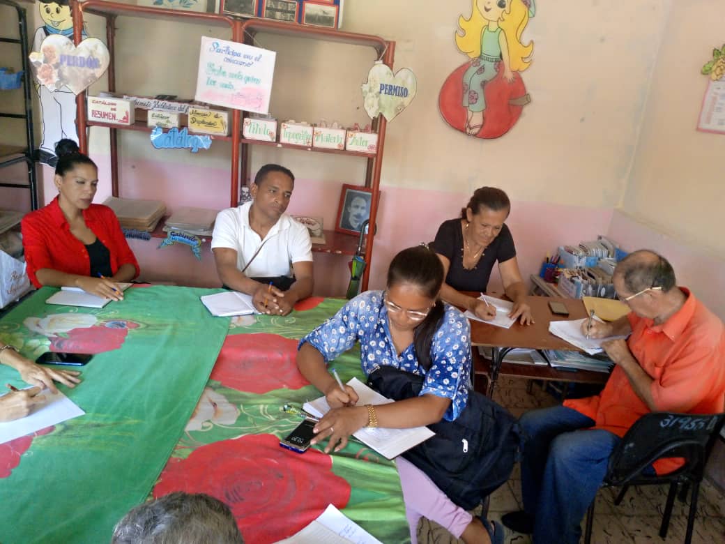 dmeguisa's tweet photo. Fructífera preparación con los asesores se trabajo político Ideológico del territorio desarrolla Raúl Reyes Tamayo Asesor Provincial que atiende dicha esfera.
#EducaciònGuisaGranma
#EducaciònGranma #CubaMine @DiazCanelB @ortiz_uriarte @ReynierOrtega1 @YudelkisOrtizB https://t.co/JmnNFvRLKs