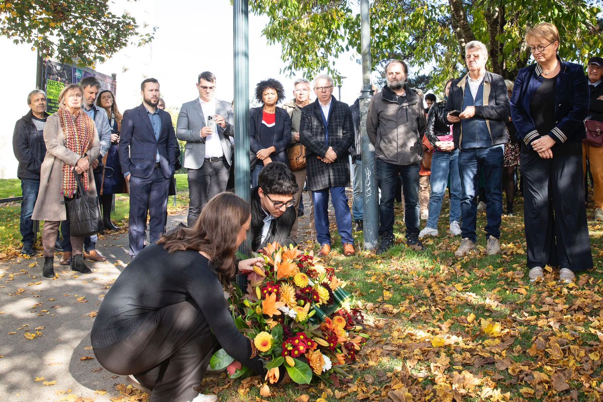 Il y a quatre ans, Samuel Paty, professeur d'histoire-géographie, était victime du terrorisme islamiste. Tué, parce qu'il incarnait les valeurs de notre République laïque.

Pour honorer sa mémoire, à #Rennes, nous avons inscrit son nom dans la trame de notre ville.