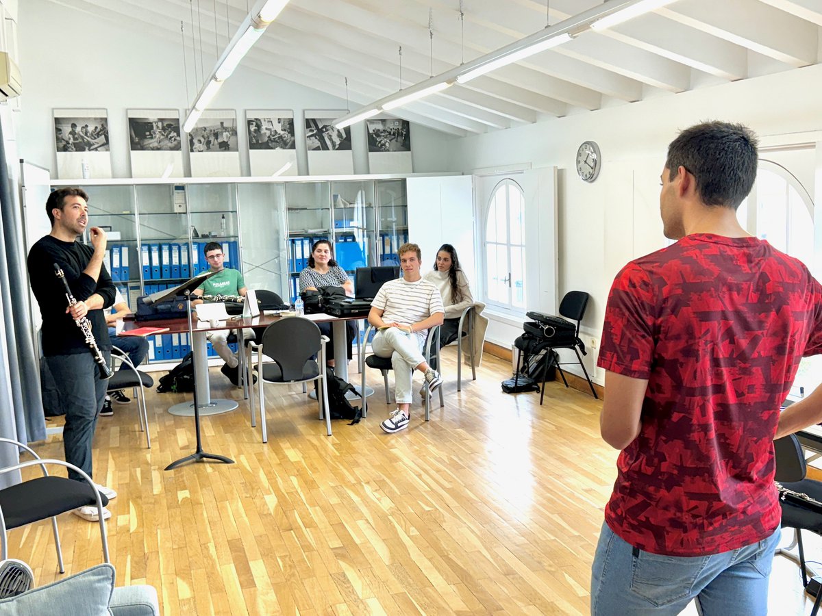 🎼 “La primera pregunta que debemos hacernos es qué músico queremos ser, en qué tipo de músico nos queremos convertir". 

⭐ Así fue la primera clase de este curso con Pablo Barragán en nuestra Academia de Estudios Orquestales.