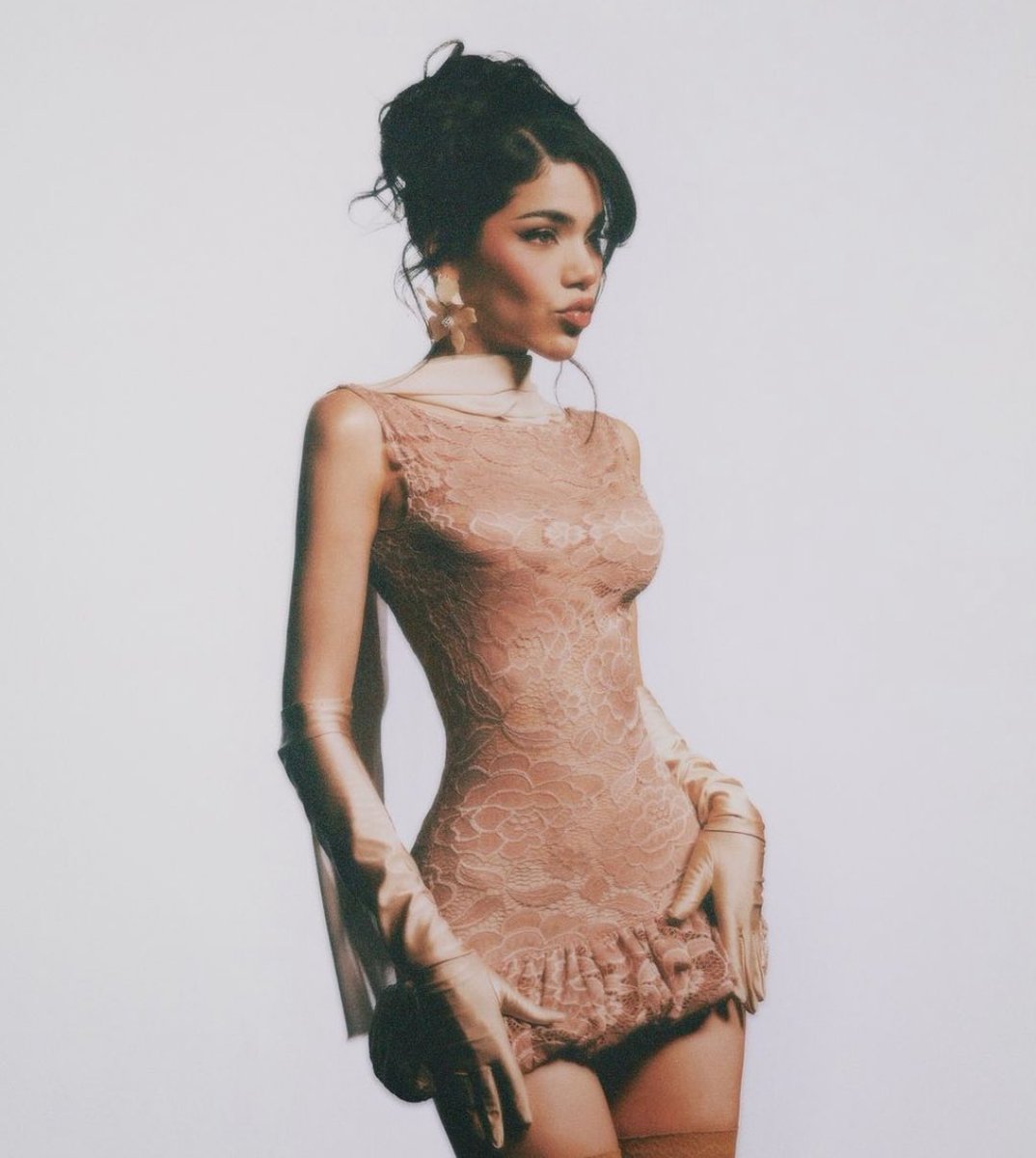 KeniaOsSitio's tweet photo. Kenia OS es una vez más la artista femenina mexicana MÁS transmitida (#1) diariamente en Spotify México, superando a Bellakath. https://t.co/qaqpTV5NqS