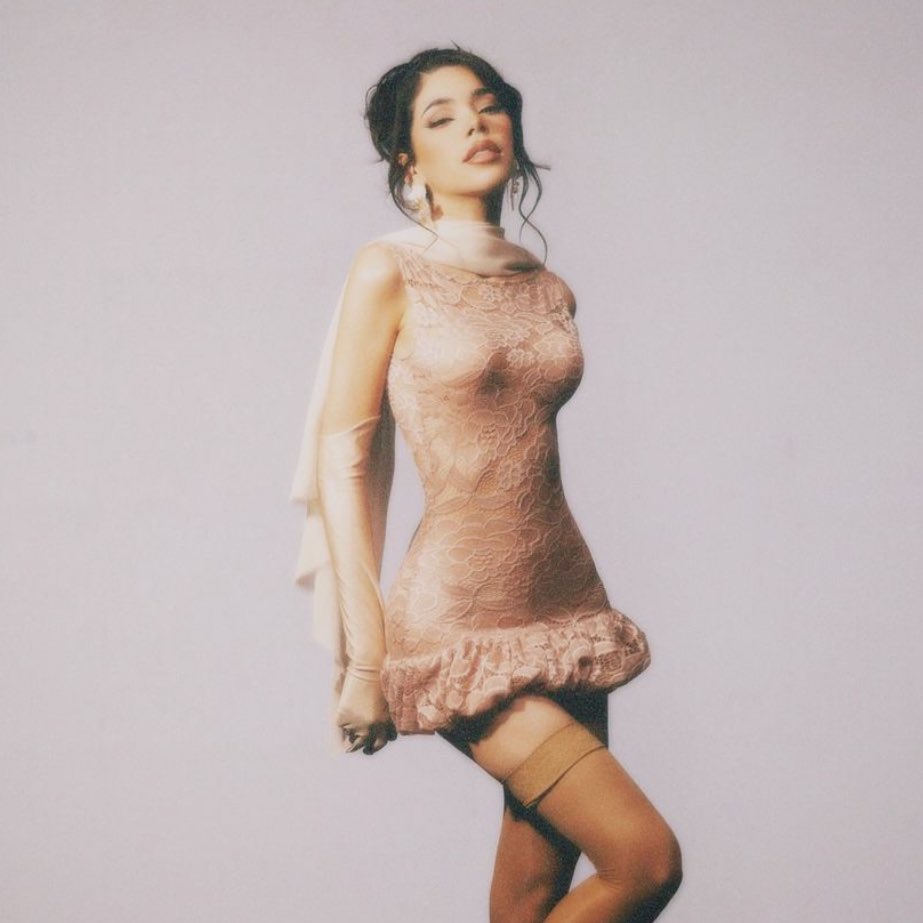 KeniaOsSitio's tweet photo. Kenia OS es una vez más la artista femenina mexicana MÁS transmitida (#1) diariamente en Spotify México, superando a Bellakath. https://t.co/qaqpTV5NqS