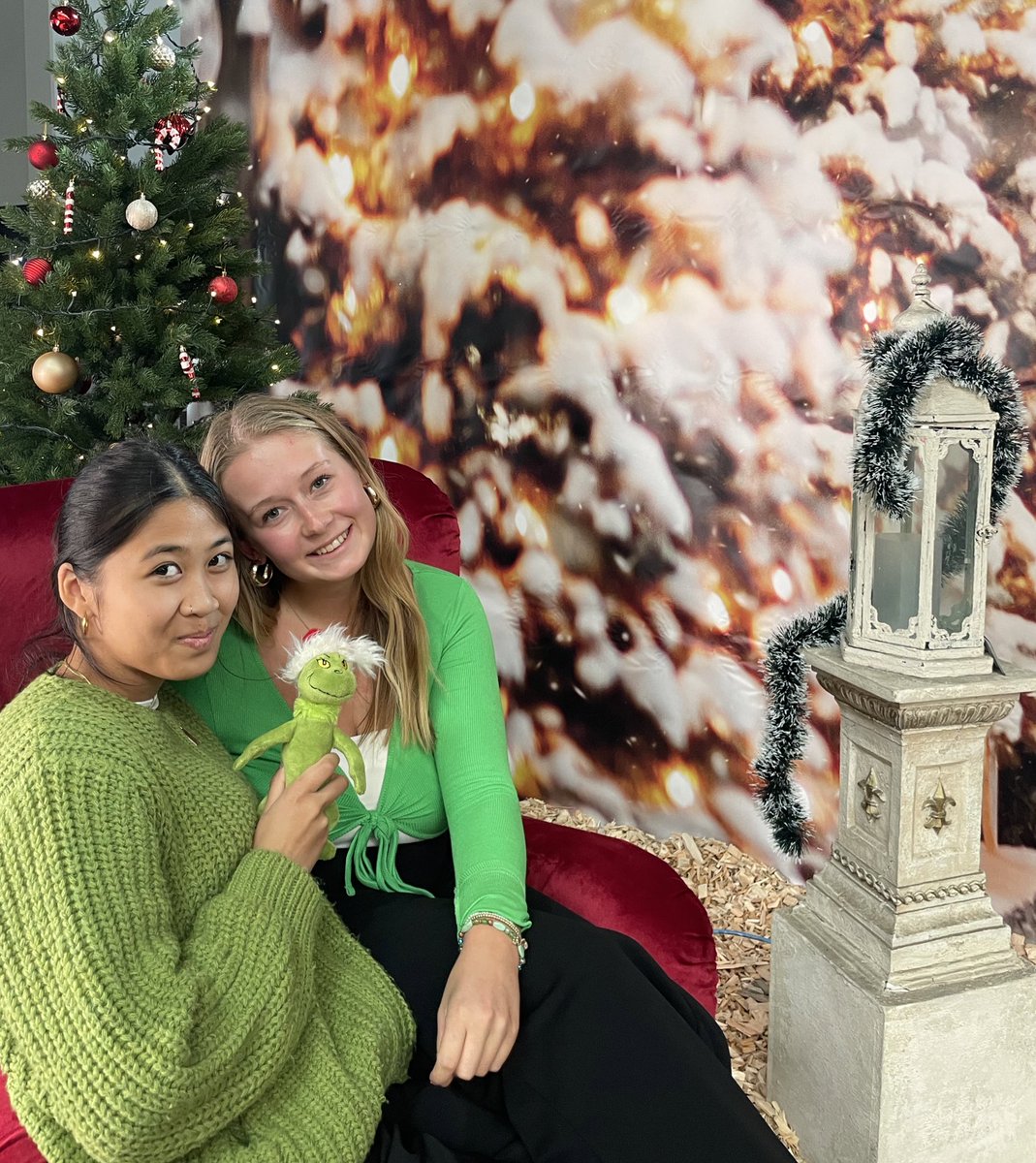 GrinchgoesInfa's tweet photo. Jetzt höre ich mit meinen neuen Freunden eine Weihnachtsgeschichte von der Weihnachtsfrau. Alle warten gespannt. Ich kann kaum still sitzen vor lauter Vorfreude! 🫢🎄✨#infahannover https://t.co/Lj4myfhsLI
