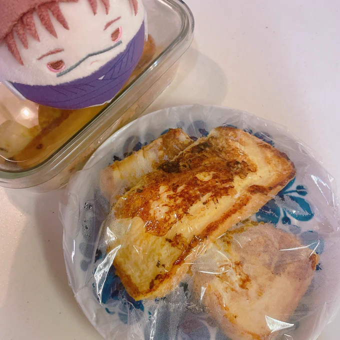サンマようやく下がってきたから明日焼いて食べるし、大きめのサバも安くなってたからサバ味噌にして冷凍したし、お昼ご飯もこさえて朝ごはんにフレンチトーストも作っておいた 完璧 えらすぎ