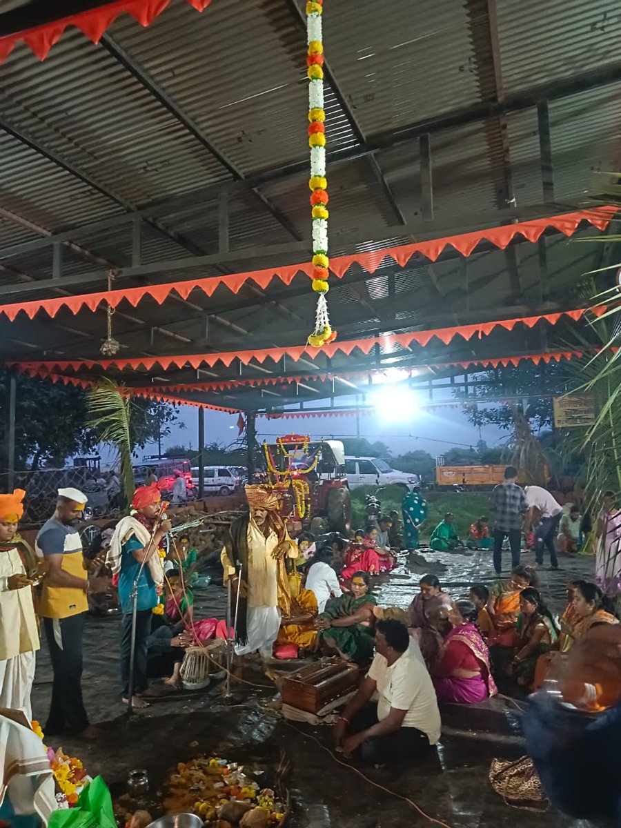 ABVPSangli's tweet photo. अखिल भारतीय विद्यार्थी परिषद, सांगली विभाग
दिवस ९ - " शिवमल्हार यात्रा "
सांगली जिल्ह्यातील बाळू मामा मंदिर, आष्टा येथे रथाच्या स्वागता बरोबरच शिवतेज शेटे यांना श्रीफळ देऊन सन्मानित केले तसेच त्यांनी नागरिकांना शिवमल्हार यात्रेची माहिती सांगितली.

#ShivMalharYatra 
#ABVPSangli https://t.co/o91wNdBikd
