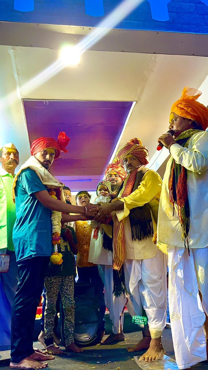ABVPSangli's tweet photo. अखिल भारतीय विद्यार्थी परिषद, सांगली विभाग
दिवस ९ - " शिवमल्हार यात्रा "
सांगली जिल्ह्यातील बाळू मामा मंदिर, आष्टा येथे रथाच्या स्वागता बरोबरच शिवतेज शेटे यांना श्रीफळ देऊन सन्मानित केले तसेच त्यांनी नागरिकांना शिवमल्हार यात्रेची माहिती सांगितली.

#ShivMalharYatra 
#ABVPSangli https://t.co/o91wNdBikd