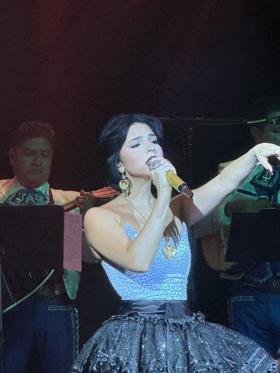 latina23ro's tweet photo. Gracias #LaQueBuenaChicago por una gran noche!  #UforiaPrivado #AngelaAguilar https://t.co/Ji7qmC1EEN