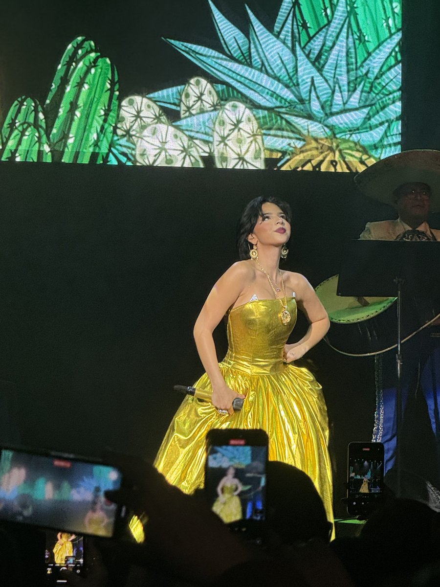 latina23ro's tweet photo. Gracias #LaQueBuenaChicago por una gran noche!  #UforiaPrivado #AngelaAguilar https://t.co/Ji7qmC1EEN