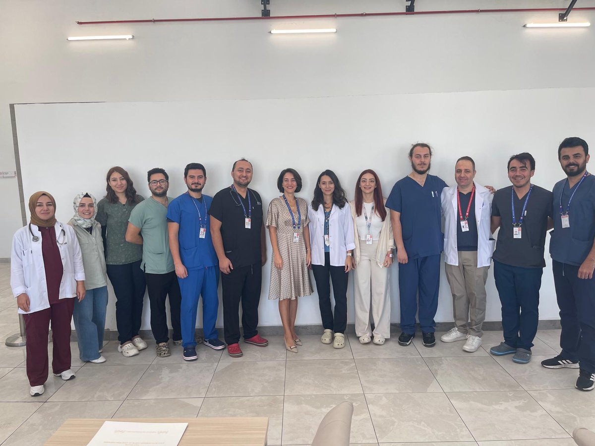PAyvat's tweet photo. Yeni başlayan anestezi asistanlarımız, tecrübeli anestezi uzmanlarımız ve teknisyenlerimiz ile Dünya Anestezi Gününü kutladık. Nazik organizasyonları için Prof. Dr. Yekta Öncel ve tüm hastane yönetim ekibine teşekkür ederiz. https://t.co/qNzNZyklBt