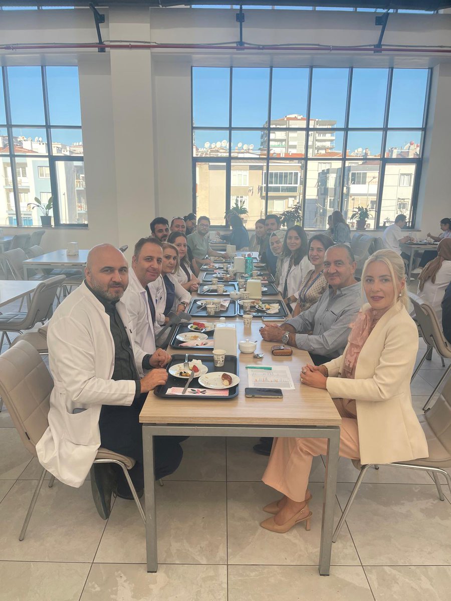 PAyvat's tweet photo. Yeni başlayan anestezi asistanlarımız, tecrübeli anestezi uzmanlarımız ve teknisyenlerimiz ile Dünya Anestezi Gününü kutladık. Nazik organizasyonları için Prof. Dr. Yekta Öncel ve tüm hastane yönetim ekibine teşekkür ederiz. https://t.co/qNzNZyklBt