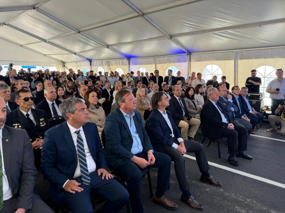 El antes y después del Puerto de Colonia del Sacramento 
Con una inversión de más de U$S 27.000.000 de dólares 
Este País crece y este Gobierno avanza !!
