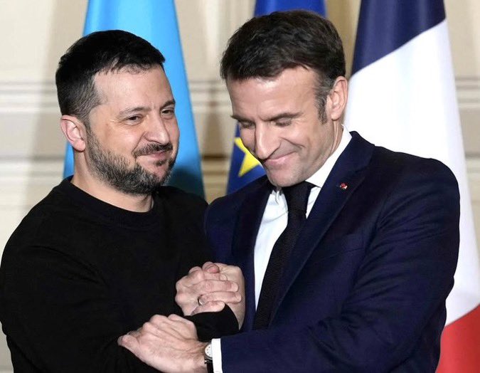 Resistance_SM's tweet photo. Ces piranhas gonfleraient t’ils pas la soit disant dette #abyssale en France pour s’en servir plus tard et jongler avec plus aisément ? A votre avis ? Ça colle pas les #banquiers acceptent tant de prêts pour #Ukraine sans garantie E.Macron se porte caution et la France coule ? https://t.co/t56lFbQUn0