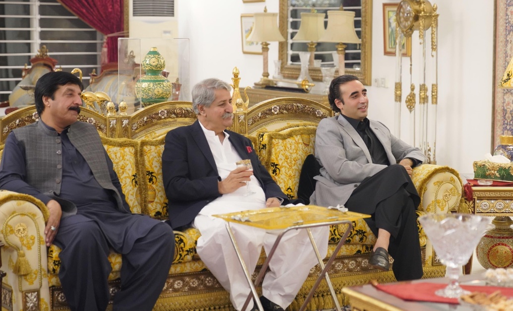 MediaCellPPP's tweet photo. لاہور: صدر مملکت آصف علی زرداری اور چیئرمین پاکستان پیپلزپارٹی بلاول بھٹو زرداری کی جاتی امراء آمد, صدر آصف علی زرداری، چیئرمین بلاول بھٹو زرداری، سربراہ جمعیت علمائے اسلام مولانا فضل الرحمان، میاں نواز شریف، میاں شہباز شریف اور مریم نواز کے درمیان ملکی سیاسی صورت حال پر تبادلہ خیال
@BBhuttoZardari 
@AAliZardari