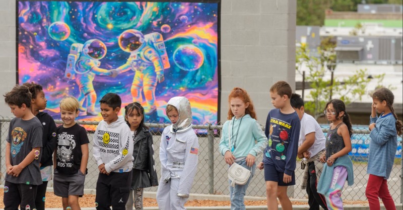 VozdeAmerica's tweet photo. ✏️ En EEUU crece el debate sobre si aceptar a niños inmigrantes en las escuelas, un asunto que cobra más relevancia en un año electoral donde la migración es uno de los temas que más preocupa y divide a los votantes estadounidenses.