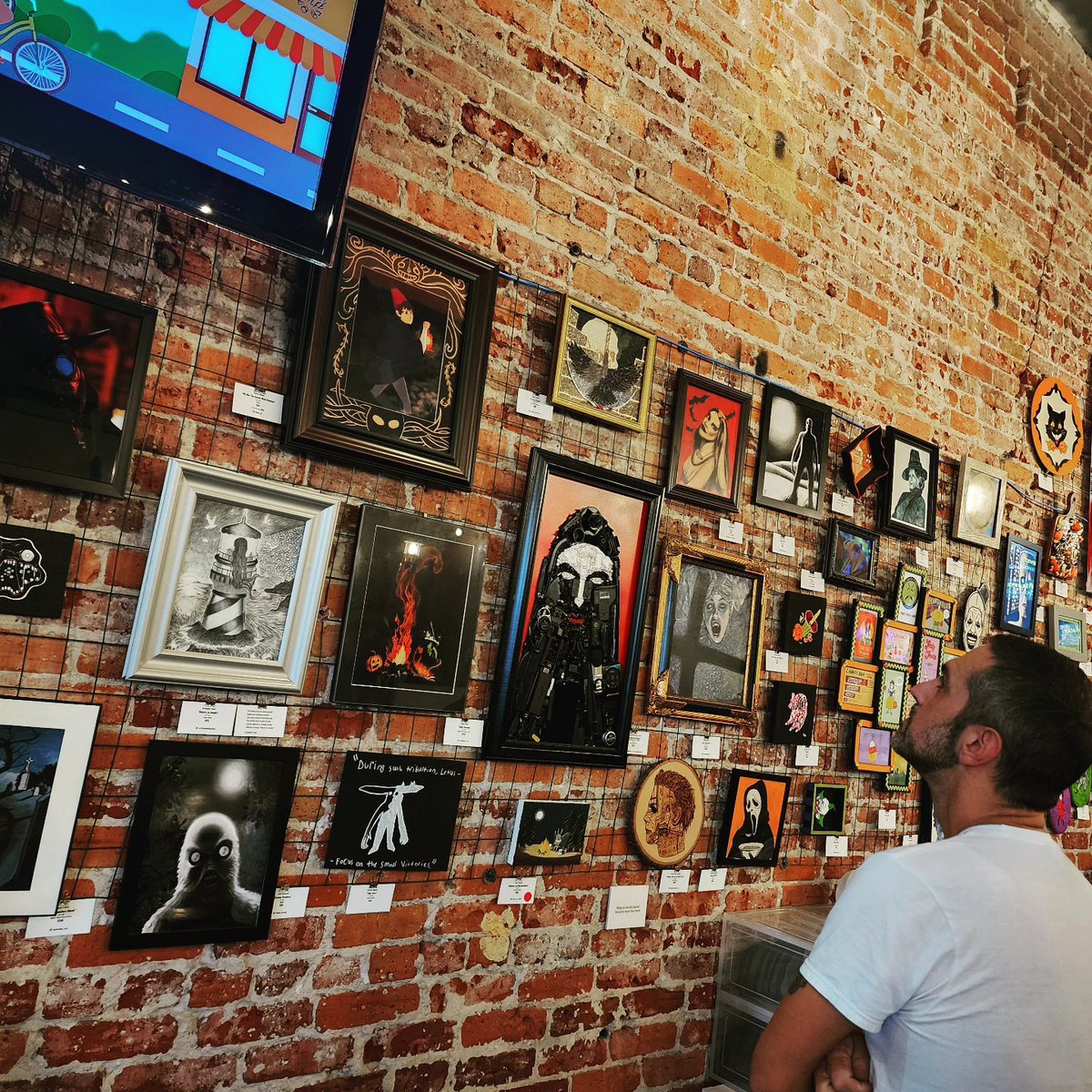 JBauerart's tweet photo. The full look at the #halloween #artshow over @deviantwolfe !!
#JBauerart #art #artist #paintings #create #deviantwolfebrewing #deviantwolfe #beetlejuice #spookyseason #scream #michaelmyers #elvira #hazbinhotel https://t.co/JSmpGOKr2N