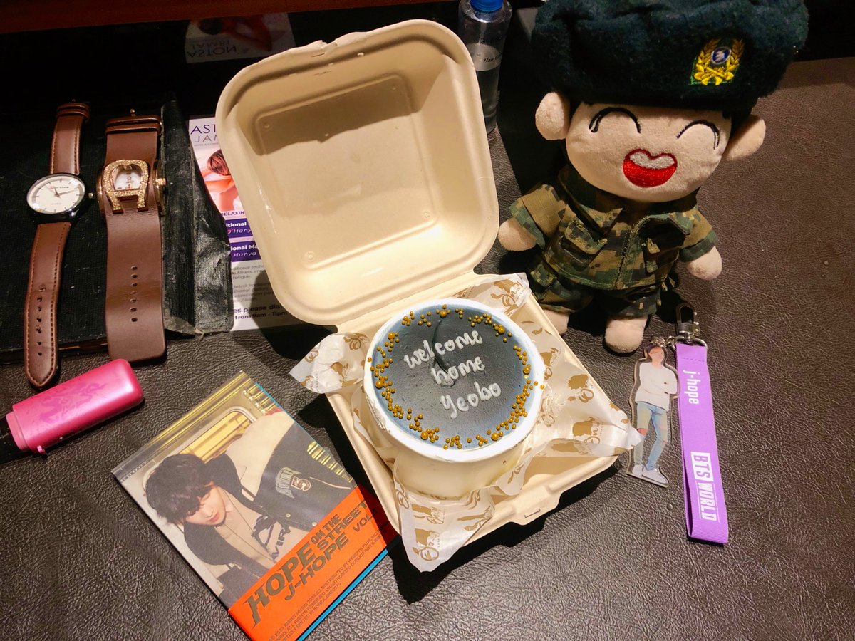 HopePuput94's tweet photo. FINALLY 🌻
Welcome home cintaku

HOPE RIGHT HERE
HOPE ON THE STREET 
JUNG HOSEOK IS BACK
WELCOME BACK J-HOPE
WE ARE SO PROUD OF J-HOPE 
CONGRATULATIONS J-HOPE
#OurPieceOfPeaceIsHere
#To_Be_Continued_218 https://t.co/Ba9LQYEqXw