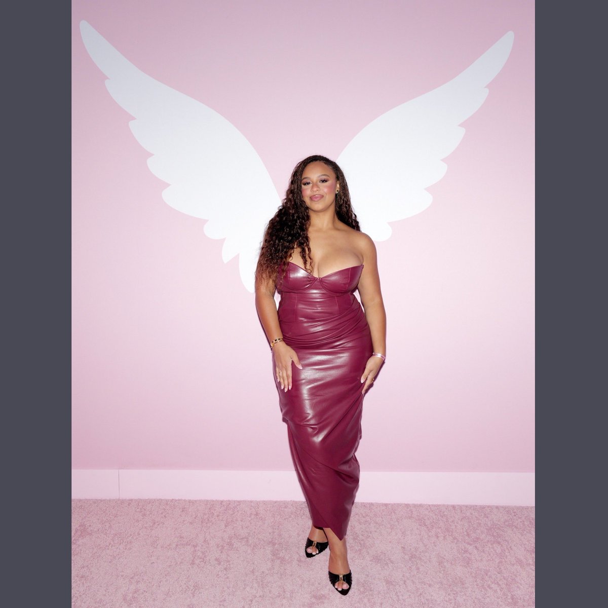 Nia Sioux looked like an absolute angel on the pink carpet for last night’s Victoria’s Secret Fashion Show!