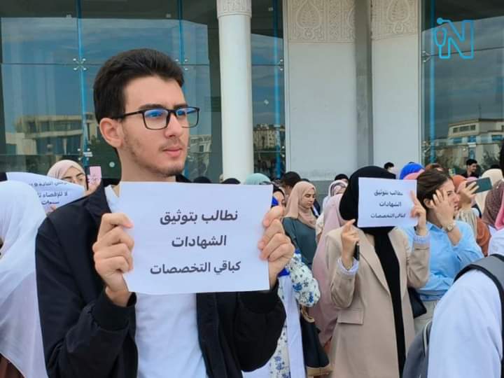 s____e______'s tweet photo. قام التكتل الوطني لطلبة علوم طبية و L'ONEA O Nationale des Étudiants Algériens (لا اعلم مصداقيه هذه التكتلات) بالدعوى اليوم إلى إضراب عام وطني رافعين مطالب طلبه العلوم الطبية

كل الدعم للطالب فحقه الدستوري وع الحكومه تذليل العقبات وتلبيه مايمكن تلبيته من مطالب
#اضراب_الكرامة https://t.co/cJi2kQOZfA