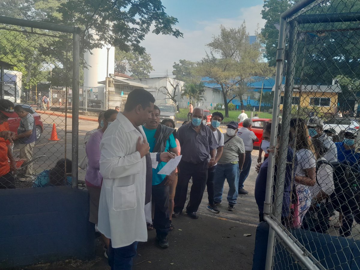 Se realizan Charlas Educativas a los pacientes que serán operados en el día de hoy en el Centro Oftalmológico de Escuintla. 
#TumbaElBloqueo 
#CubaCoopera 
#BMCGuatemala